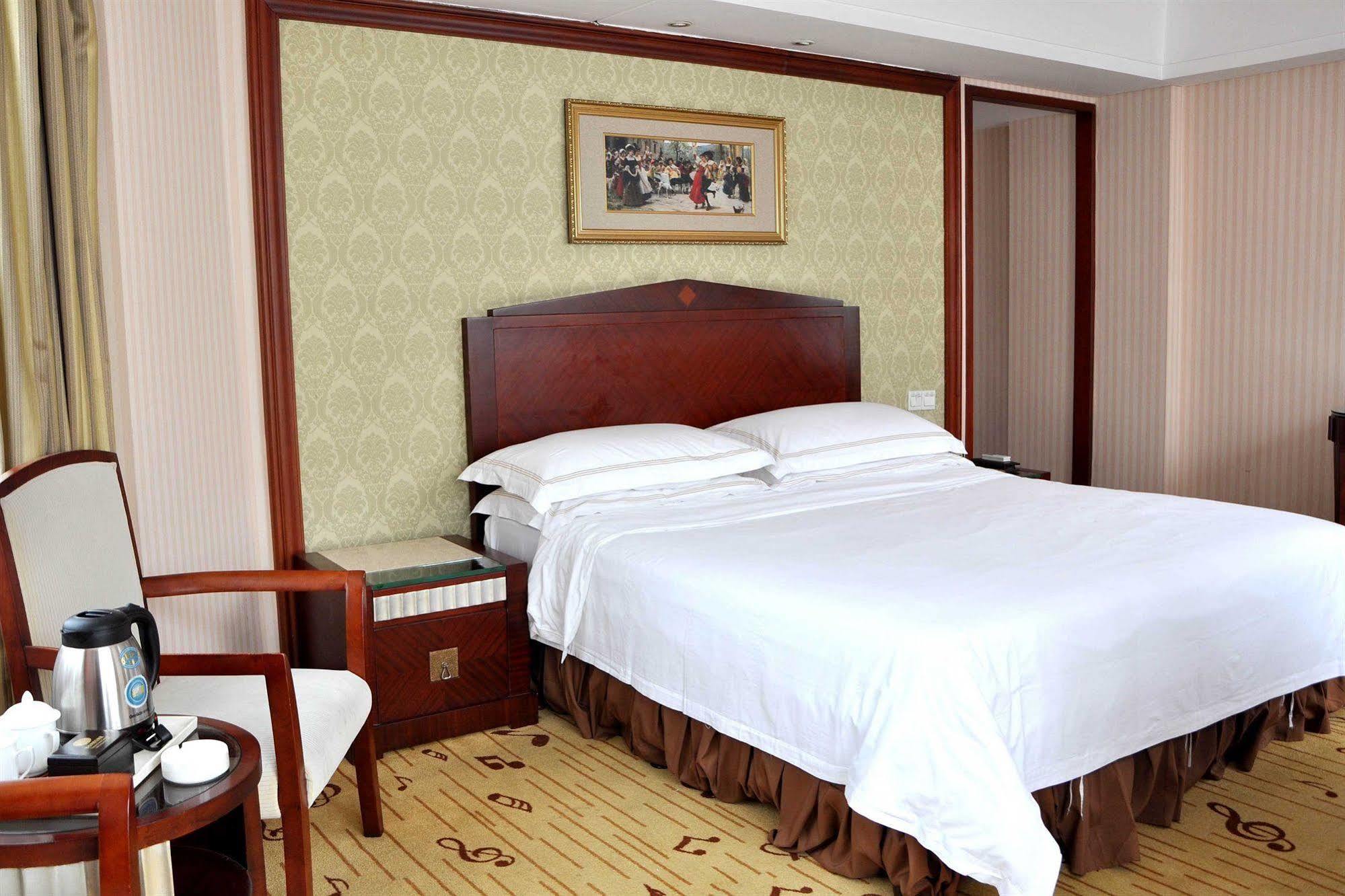 Vienna Hotel Canton Esterno foto